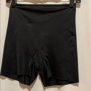 SPANX SHAPE WARE SLIMPLICITY BLACK SHORTS SZ M